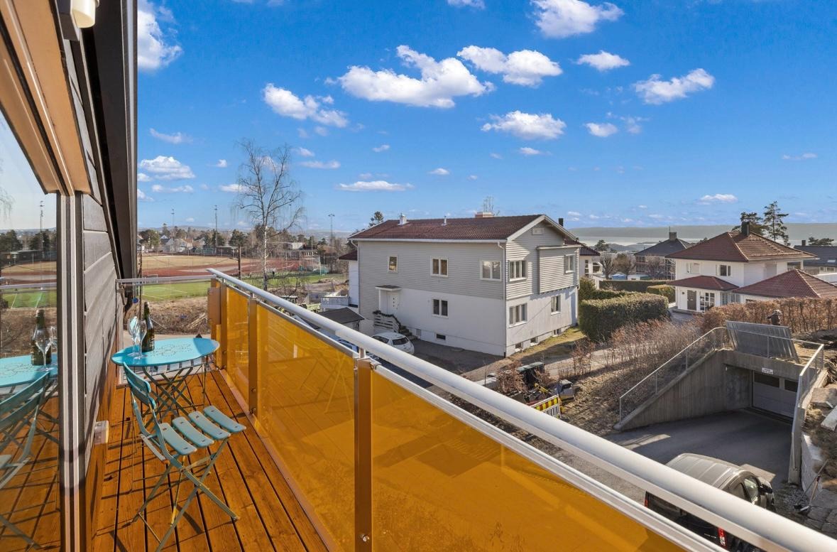 Vestvendt balkong med plass til kafébord og stoler